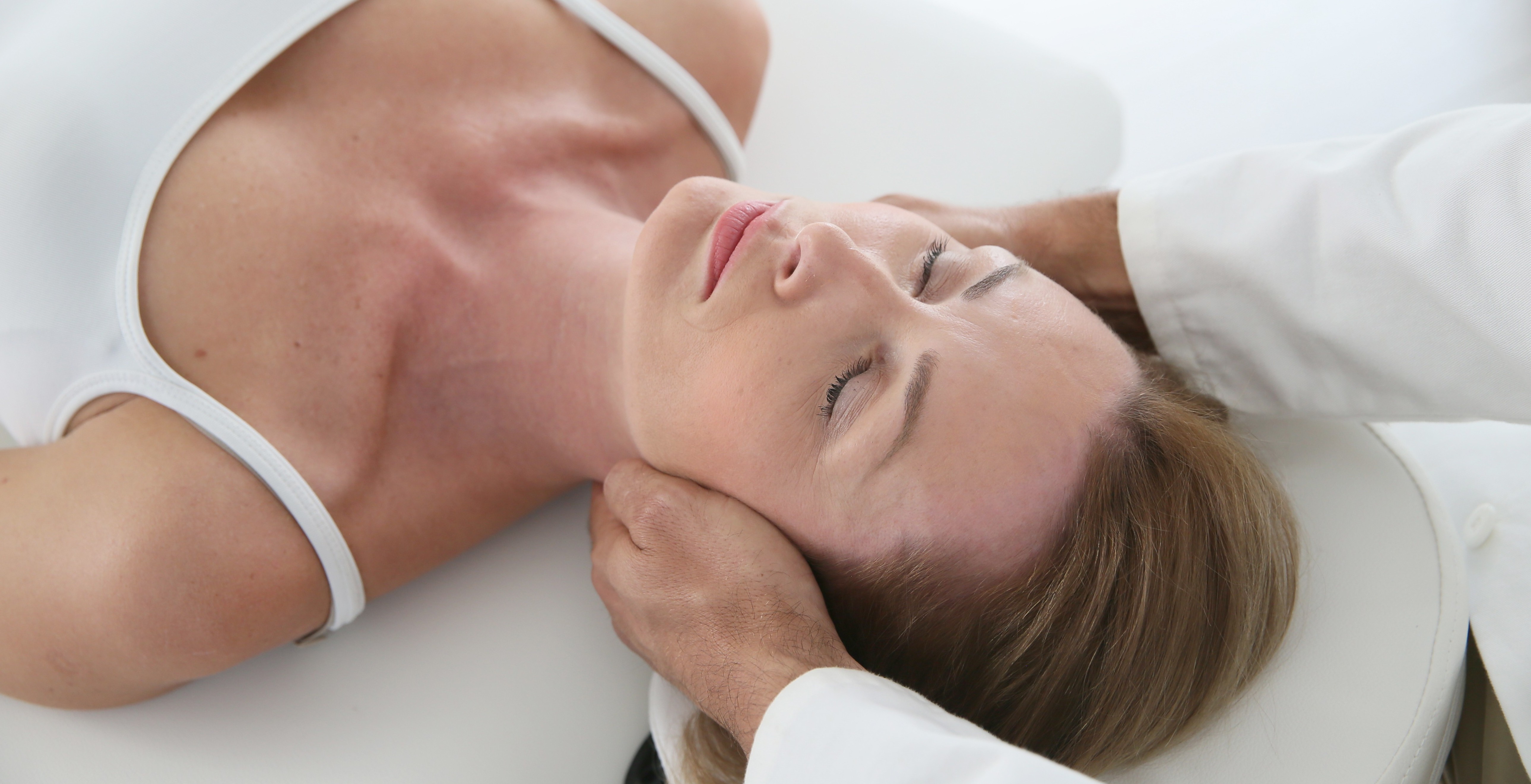 What is the difference between a chiropractor and a physiotherapist?